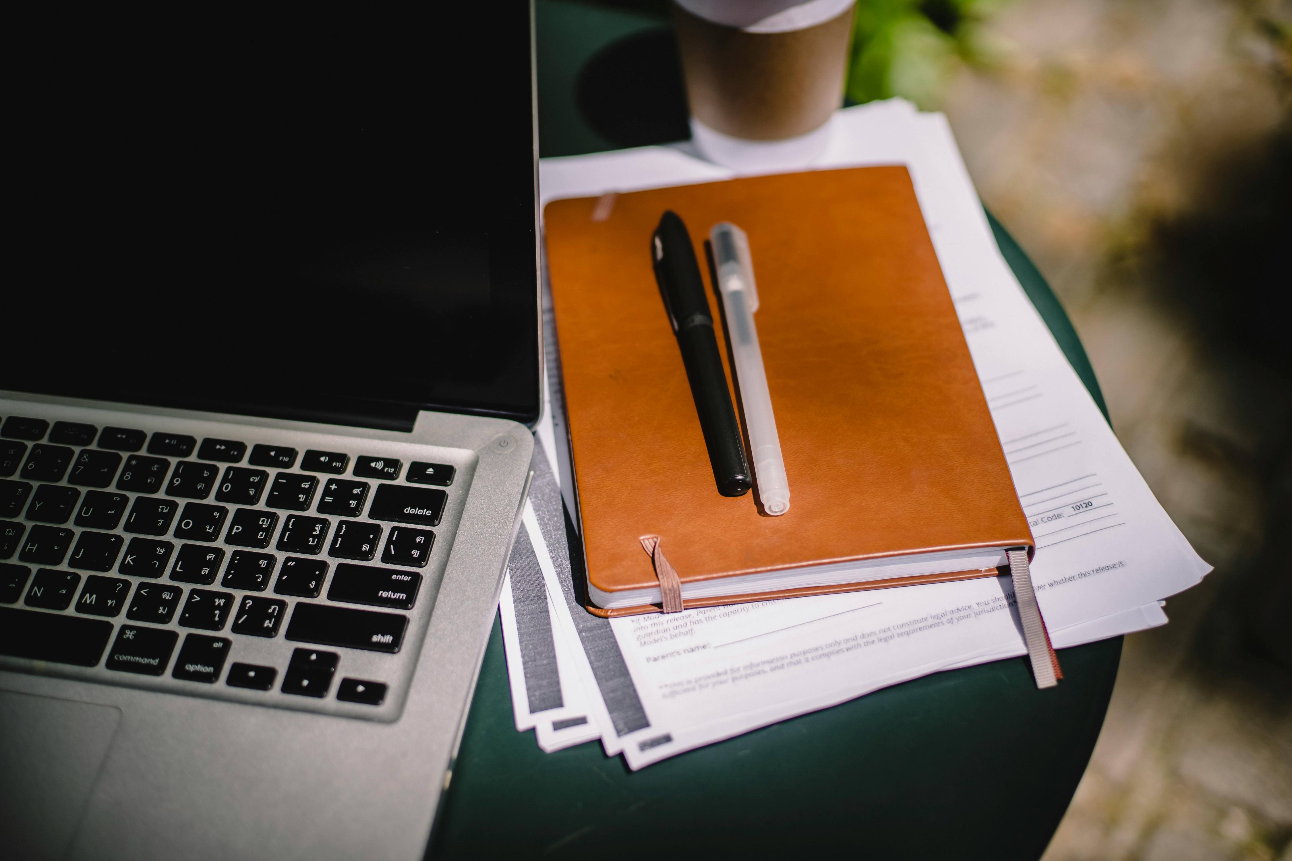 Bureau avec ordinateur, carnet remplis d’honoraires et de formulaires