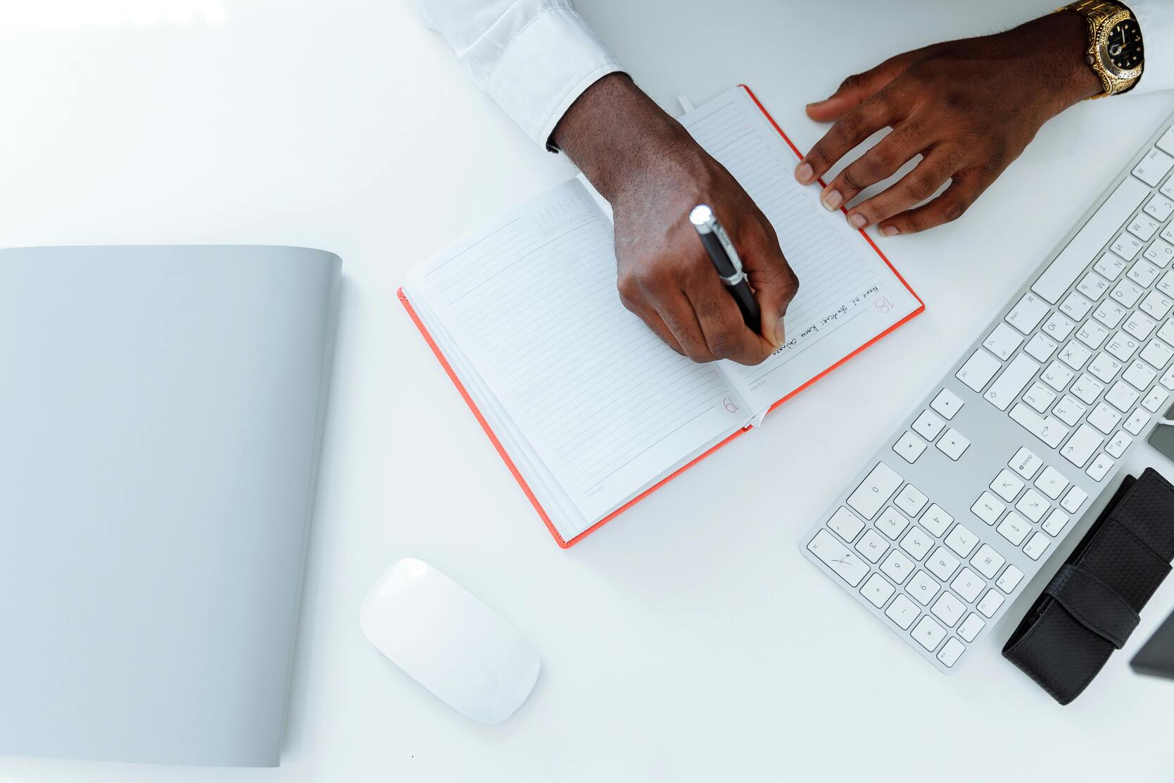 Professionnel remplissant une déclaration CVAE sur ordinateur au bureau