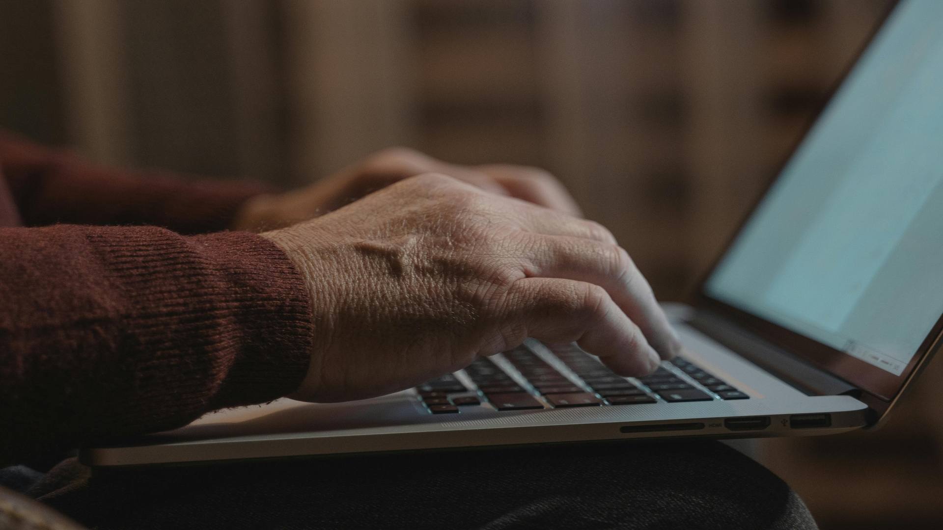 Personne au bureau remplissant une déclaration LMNP en ligne sur ordinateur